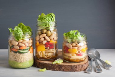 mason vejetaryen kuskus ve makarna salata sebze ile kavanozları bea