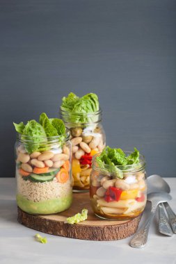 mason vejetaryen kuskus ve makarna salata sebze ile kavanozları bea