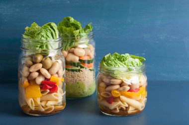 mason vejetaryen kuskus ve makarna salata sebze ile kavanozları bea