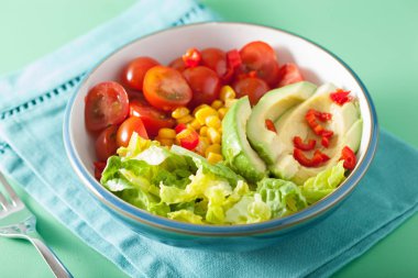 domates ve Mısır sağlıklı vegan Avokado salatası
