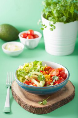 domates ve Mısır sağlıklı vegan Avokado salatası