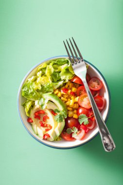 domates ve Mısır sağlıklı vegan Avokado salatası