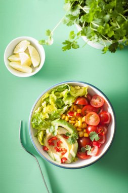 domates ve Mısır sağlıklı vegan Avokado salatası