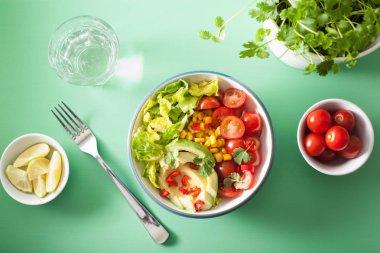 domates ve Mısır sağlıklı vegan Avokado salatası