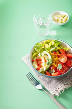 domates ve Mısır sağlıklı vegan Avokado salatası