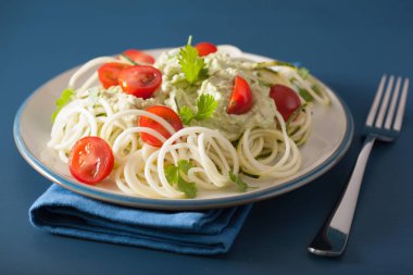 spiralized kabak salatası giyinme, avokado sağlıklı vegan 