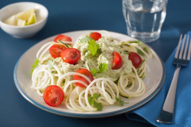 spiralized kabak salatası giyinme, avokado sağlıklı vegan 