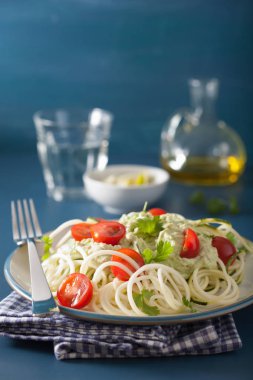 spiralized kabak salatası giyinme, avokado sağlıklı vegan 