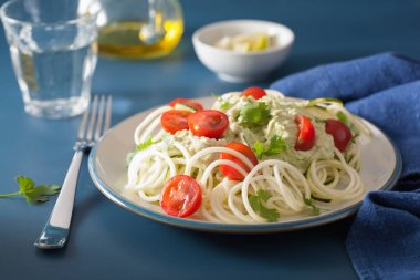 spiralized kabak salatası giyinme, avokado sağlıklı vegan 