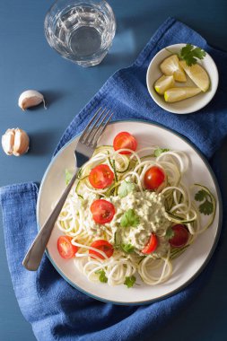 spiralized kabak salatası giyinme, avokado sağlıklı vegan 