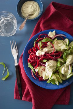 Avokado sosu, sağlık spiralized pancar ve salatalık salatası
