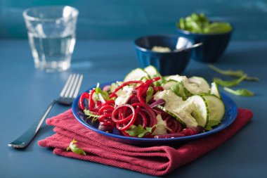 Avokado sosu, sağlık spiralized pancar ve salatalık salatası