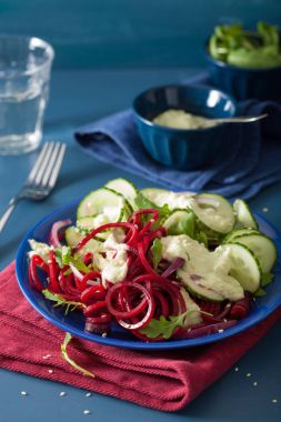 Avokado sosu, sağlık spiralized pancar ve salatalık salatası