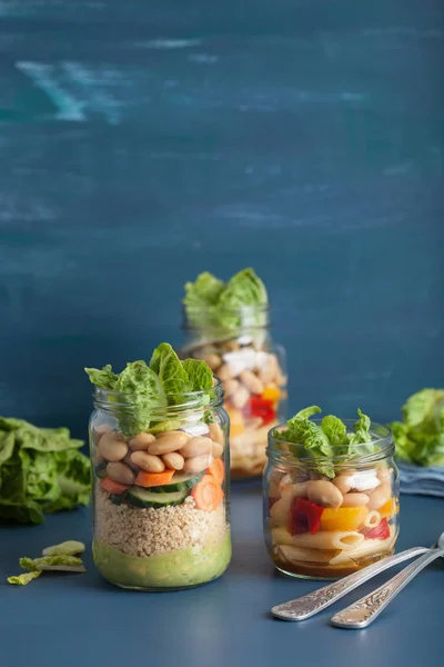 Vegan couscous och pasta sallad i mason jars med grönsaker bea — Stockfoto