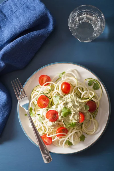 Salade de courgettes en spirale avec vinaigrette à l'avocat, végétalien sain — Photo
