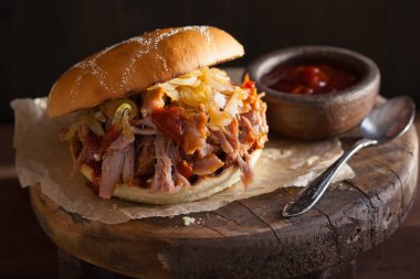 ev yapımı çekti domuz burger karamelize soğan ve Barbekü sos