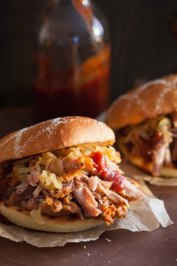 ev yapımı çekti domuz burger karamelize soğan ve Barbekü sos