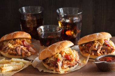 ev yapımı çekti domuz burger karamelize soğan ve Barbekü sos