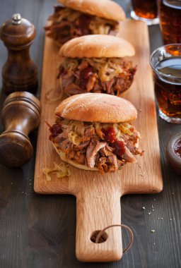 ev yapımı çekti domuz burger karamelize soğan ve Barbekü sos