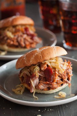 ev yapımı çekti domuz burger karamelize soğan ve Barbekü sos