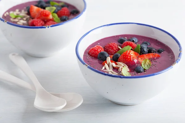 Healthy berry smoothie bowl with strawberry blueberry raspberry — Stock Photo, Image