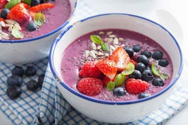 Tazón de batido de bayas saludables con frambuesa de fresa arándano —  Fotos de Stock