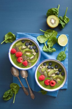 Yeşil smoothie kase ıspanak kivi yaban mersini kireç muzla chia