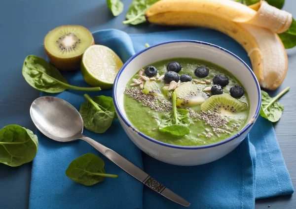 Grüne Smoothie-Schale Spinat-Kiwi-Blaubeer-Limetten-Banane mit Chia — Stockfoto