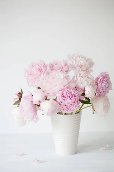 Hermoso ramo de flores de peonía rosa en jarrón —  Fotos de Stock