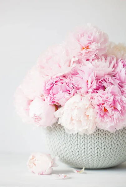 Красиві рожеві квіти півонії букет у вазі — стокове фото