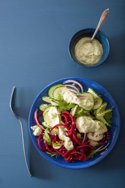 Avokado sosu, sağlık spiralized pancar ve salatalık salatası