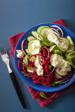 Avokado sosu, sağlık spiralized pancar ve salatalık salatası