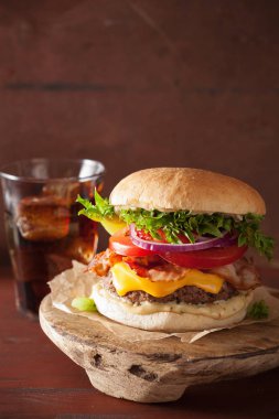 pastırma peynirli burger sığır patty domates soğan ile