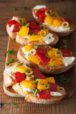 kavrulmuş peppers Keçi peynir zeytin ile İtalyan bruschetta