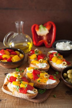 kavrulmuş peppers Keçi peynir zeytin ile İtalyan bruschetta
