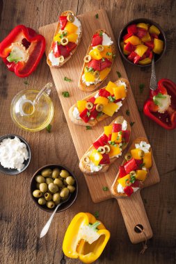 kavrulmuş peppers Keçi peynir zeytin ile İtalyan bruschetta