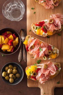 Salam bruschetta kavrulmuş peppers Keçi peynir zeytin