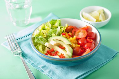 domates ve Mısır sağlıklı vegan Avokado salatası