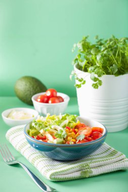 domates ve Mısır sağlıklı vegan Avokado salatası