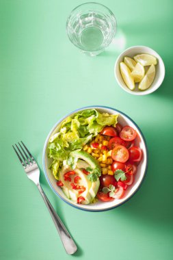 domates ve Mısır sağlıklı vegan Avokado salatası