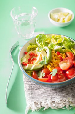 domates ve Mısır sağlıklı vegan Avokado salatası
