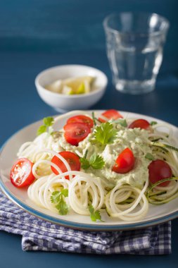 spiralized kabak salatası giyinme, avokado sağlıklı vegan 
