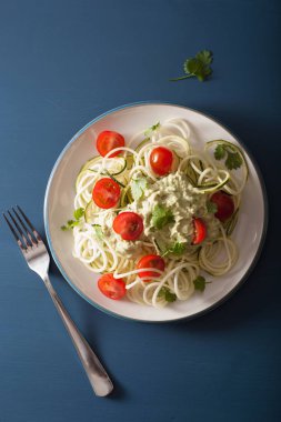 spiralized kabak salatası giyinme, avokado sağlıklı vegan 