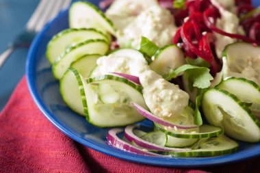 Avokado sosu, sağlık spiralized pancar ve salatalık salatası