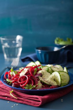 Avokado sosu, sağlık spiralized pancar ve salatalık salatası