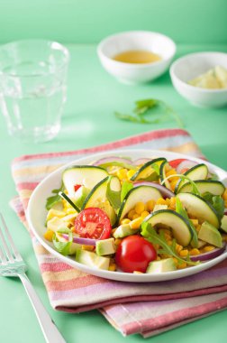 Mısır domates avokado, sağlık spiralized kabak salatası