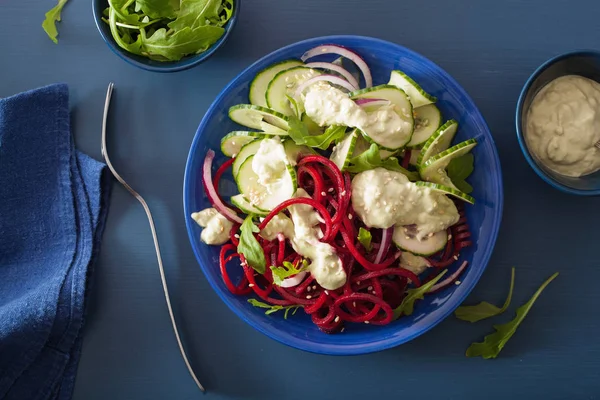Avokado sosu, sağlık spiralized pancar ve salatalık salatası