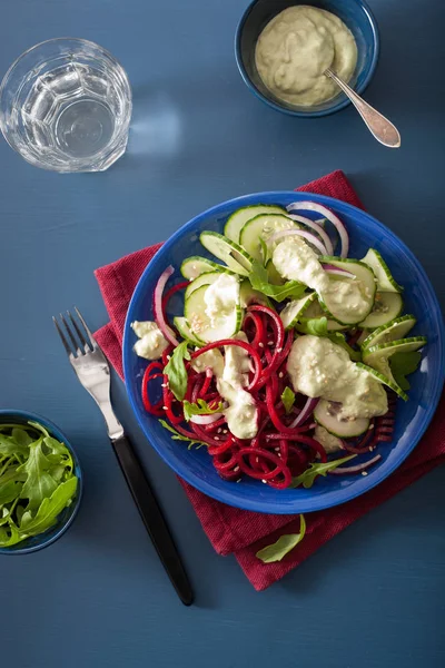 Avokado sosu, sağlık spiralized pancar ve salatalık salatası