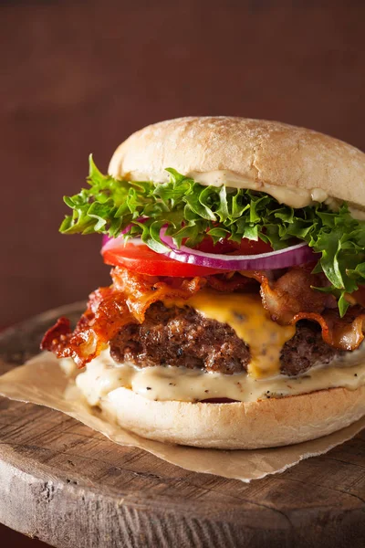 Szalonna sajt burger marha patty, paradicsom, hagyma — Stock Fotó