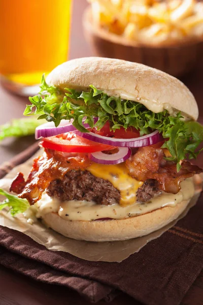 pastırma peynirli burger sığır patty domates soğan ile